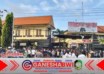 Aksi Massa di Depan Polresta Banyuwangi: Dugaan Ketidakadilan Hukum Picu Kemarahan Publik, Kasus Penganiayaan Diproses Tipiring Aksi Massa di Depan Polresta Banyuwangi: Dugaan Ketidakadilan Hukum Picu Kemarahan Publik, Kasus Penganiayaan Diproses Tipiring