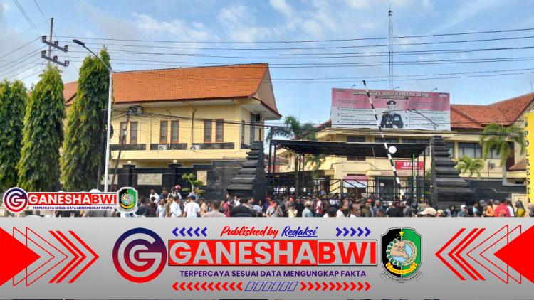 Aksi Massa di Depan Polresta Banyuwangi: Dugaan Ketidakadilan Hukum Picu Kemarahan Publik, Kasus Penganiayaan Diproses Tipiring Aksi Massa di Depan Polresta Banyuwangi: Dugaan Ketidakadilan Hukum Picu Kemarahan Publik, Kasus Penganiayaan Diproses Tipiring