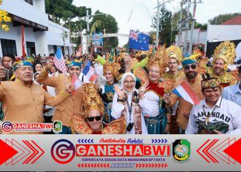 Banyuwangi Ethno Carnival 2026 Mendunia, Wisatawan Mancanegara Terpesona Pesona "Perang Bayu" dan Kekayaan Budaya Blambangan Banyuwangi Ethno Carnival 2026 Mendunia, Wisatawan Mancanegara Terpesona Pesona “Perang Bayu” dan Kekayaan Budaya Blambangan