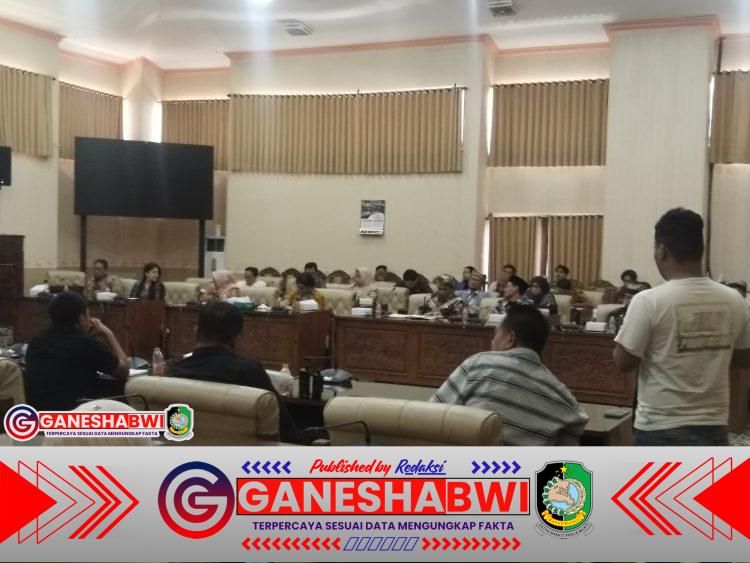 DPRD Banyuwangi Gelar RDPU Bahas Tambang Galian C, Penegakan Hukum Diminta Adil Tanpa Tebang Pilih Demi Menjaga Ekonomi dan Kepastian Investasi DPRD Banyuwangi Gelar RDPU Bahas Tambang Galian C, Penegakan Hukum Diminta Adil Tanpa Tebang Pilih Demi Menjaga Ekonomi dan Kepastian Investasi